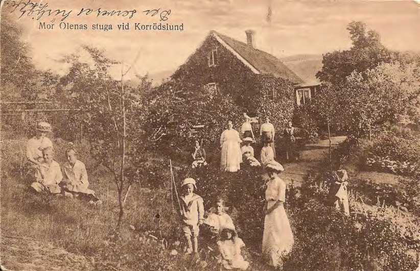 Framsida av Mor Olenas stuga vid Korrödslund