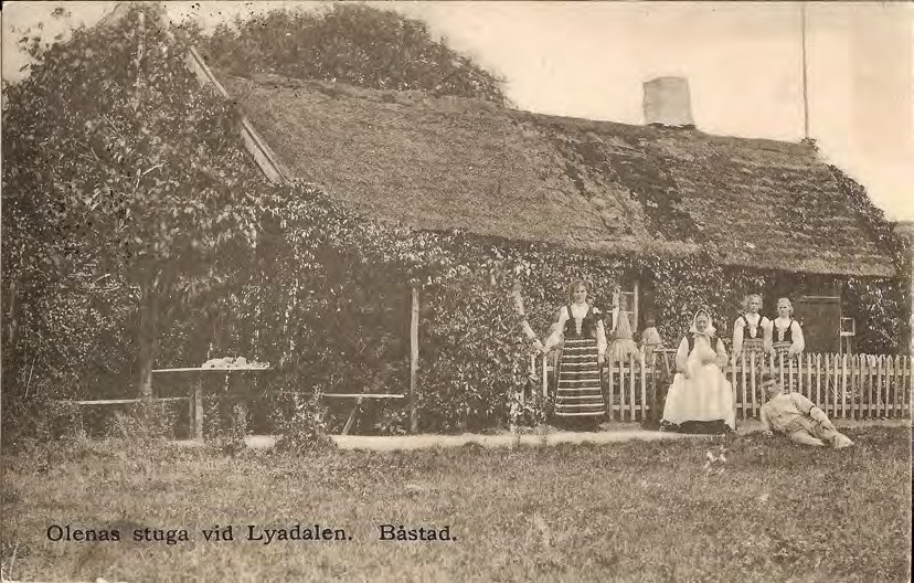 Framsida av Olenas stuga vid Lyadalen. Båstad.