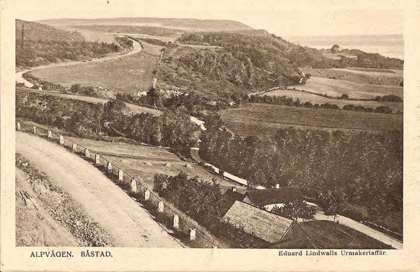 Framsida av ALPVÄGEN. BÅSTAD.