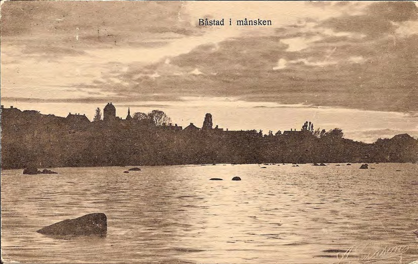 Framsida av Båstad i månsken