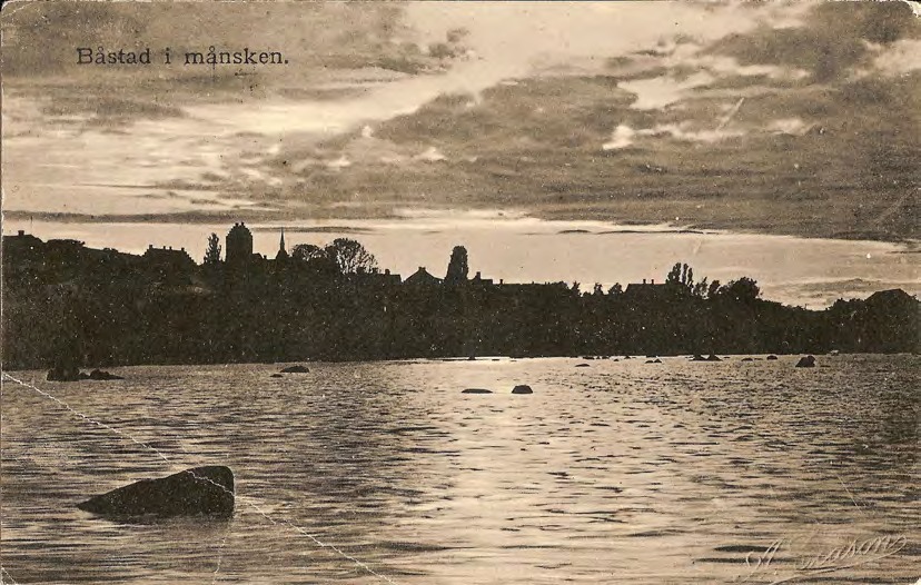 Framsida av Båstad i månsken.
