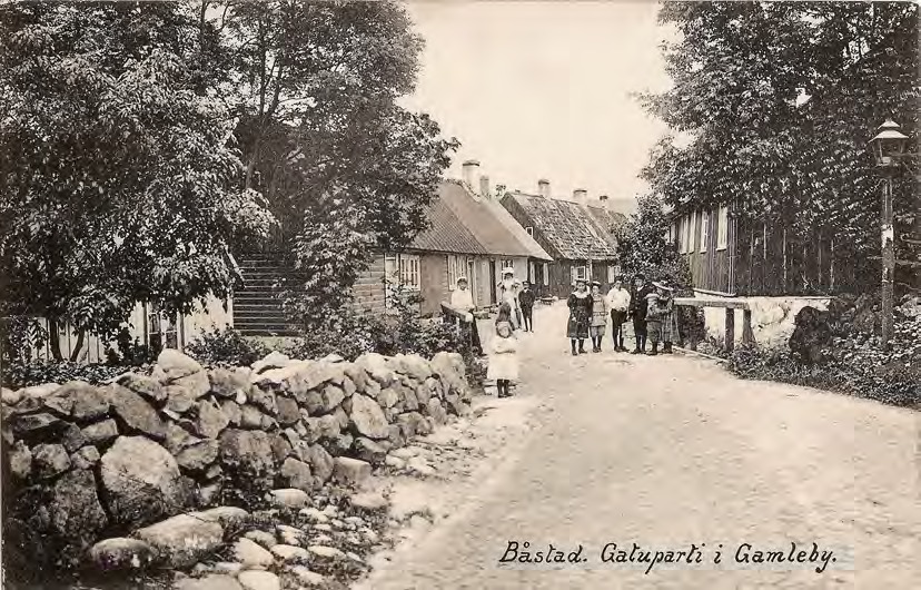 Framsida av Båstad. Gatuparti i Gamleby.