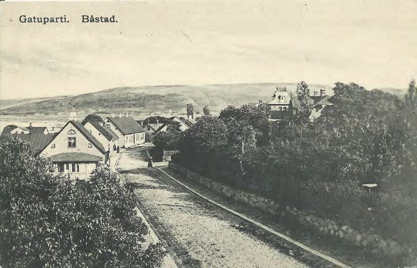 Framsida av Gatuparti. Båstad.