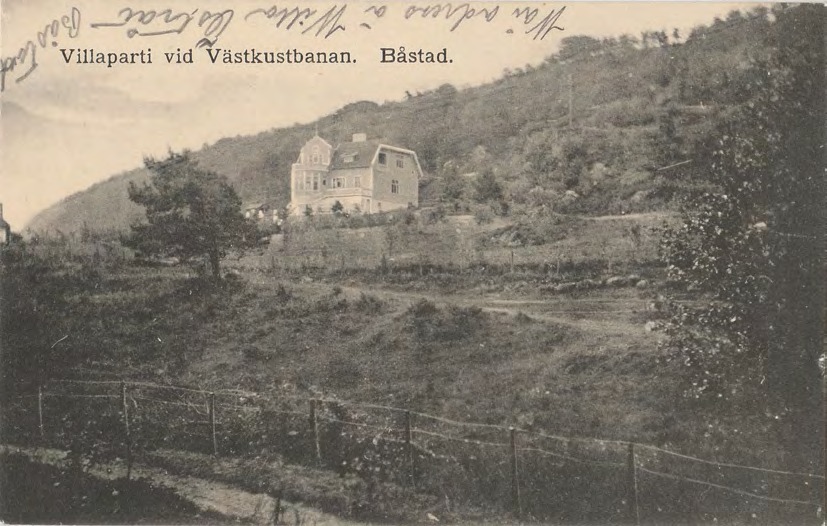 Framsida av Villaparti vid Västkustbanan. Båstad.