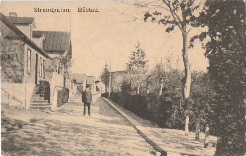 Framsida av Strandgatan. Båstad.