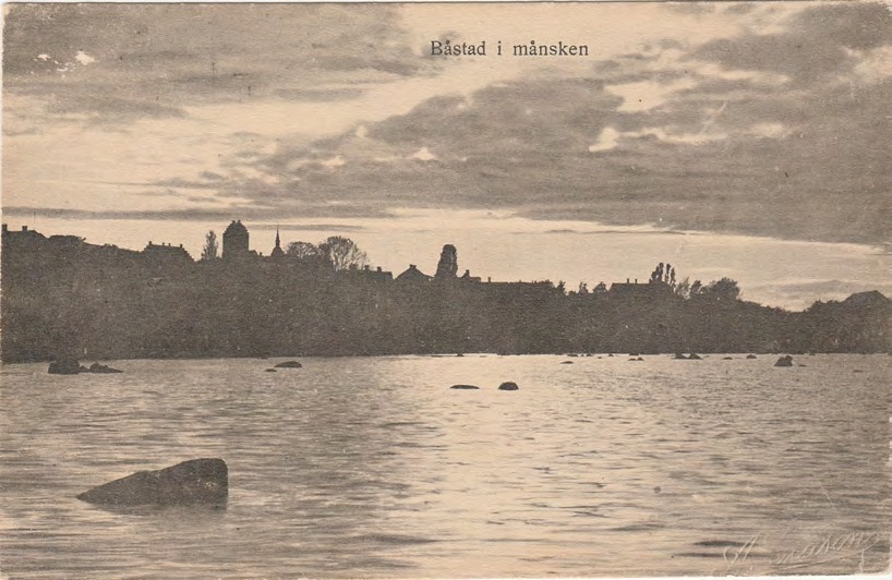 Framsida av Båstad i månsken