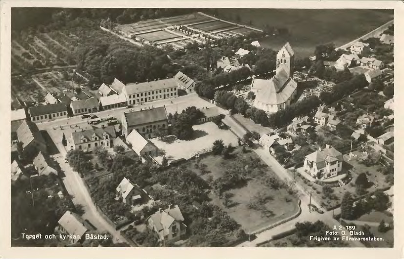 Framsida av Torget och kyrkan, Båstad.