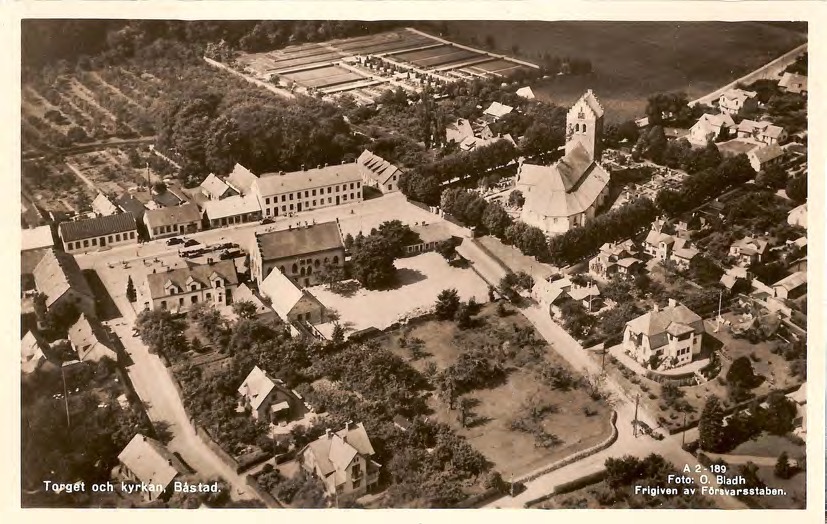 Framsida av Torget och kyrkan. Båstad.
