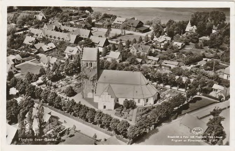 Framsida av Flygfoto över Båstad.