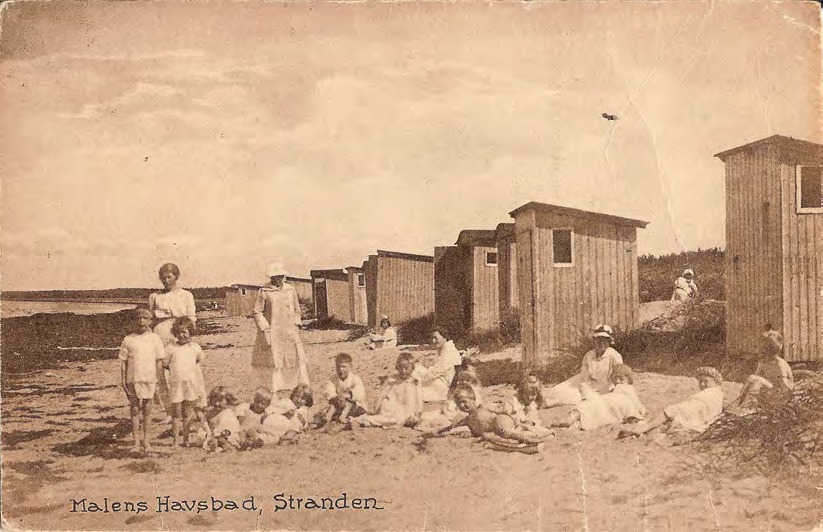 Framsida av Malens Havsbad. Stranden.