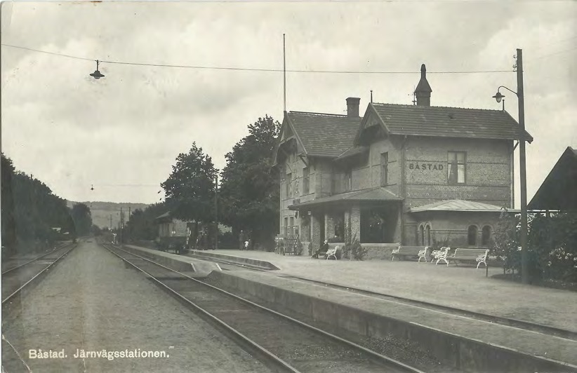 Framsida av Båstad. Järnvägsstationen.