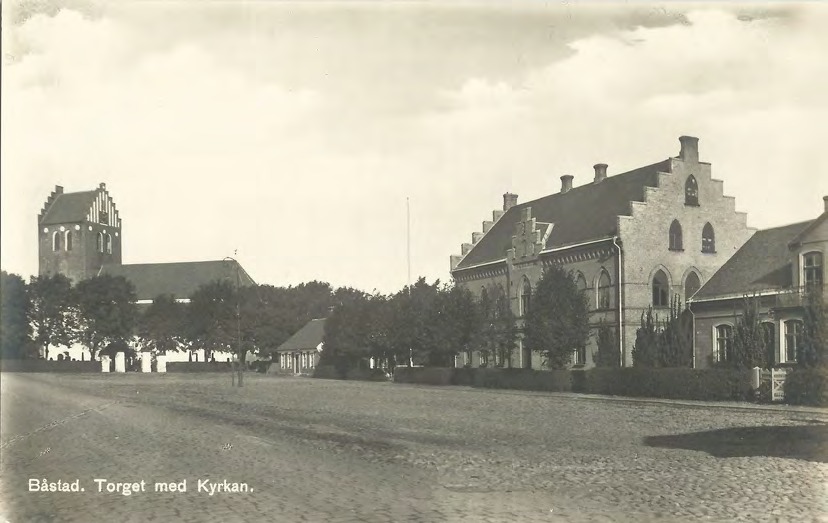 Framsida av Båstad. Torget med Kyrkan.