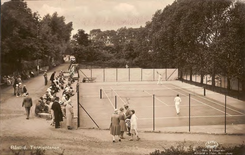 Framsida av Båstad. Tennisplanen.