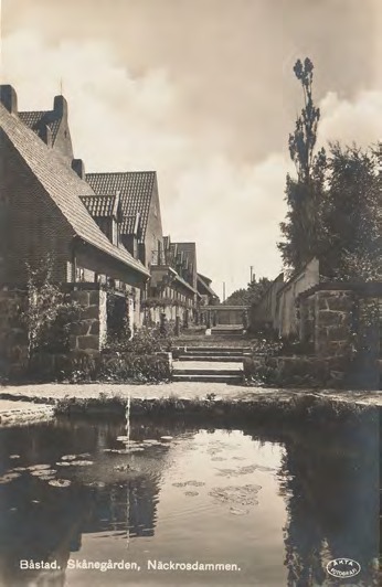 Framsida av Båstad. Skånegården, Näckrosdammen.