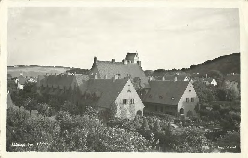 Framsida av Skånegården. Båstad.