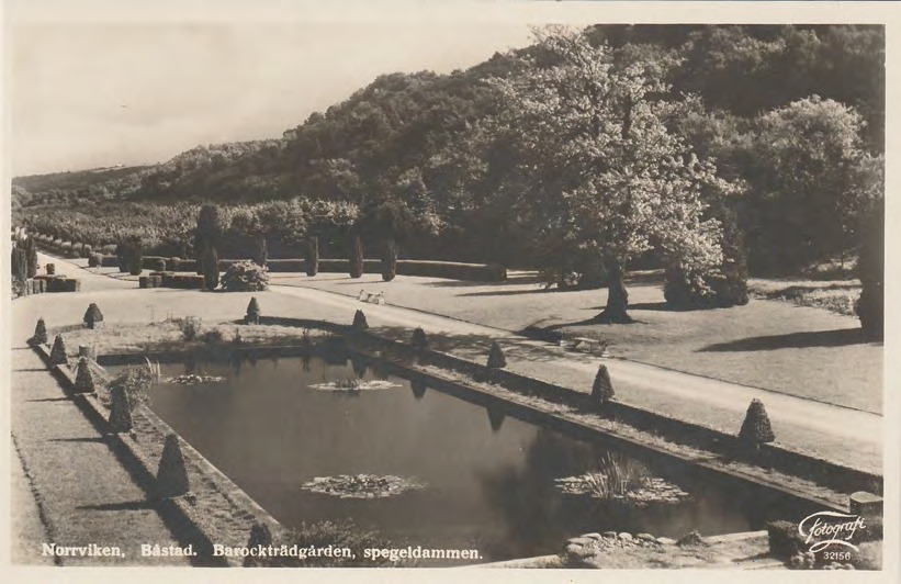 Framsida av Norrviken, Båstad. Barockträdgården, spegeldammen.