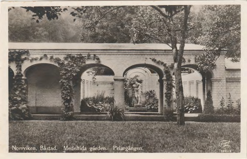 Framsida av Norrviken, Båstad. Medeltida gården. Pelargången.