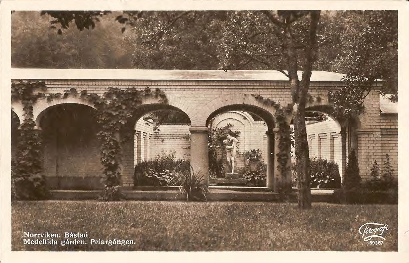 Framsida av Norrviken, Båstad. Medeltida gården. Pelargången.