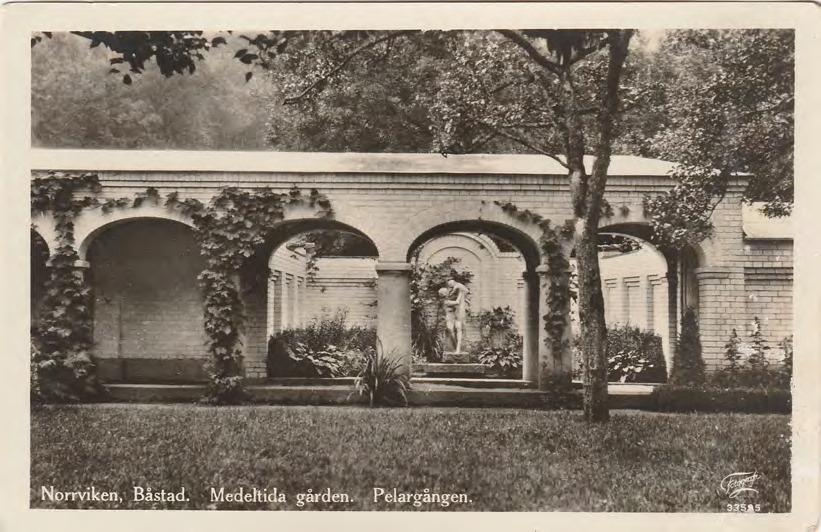 Framsida av Norrviken, Båstad. Medeltida gården. Pelargången.