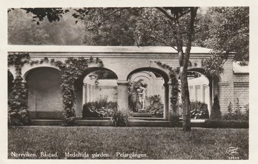 Framsida av Norrviken, Båstad. Medeltida gården. Pelargången.