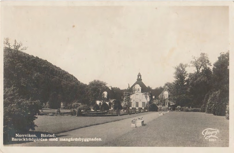 Framsida av Norrviken. Båstad. Barockträdgården med mangårdsbyggnaden.