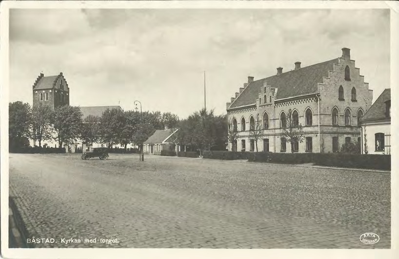Framsida av BÅSTAD. Kyrkan med torget.