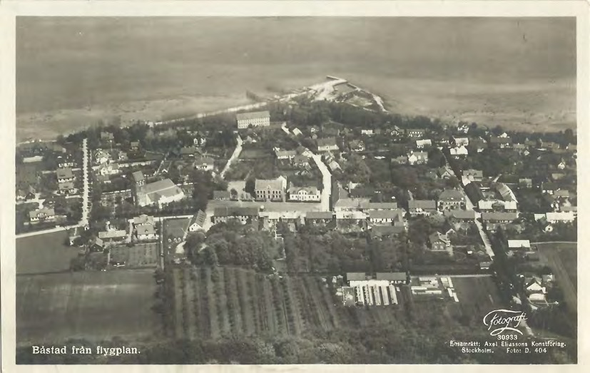 Framsida av Båstad från flygplan.