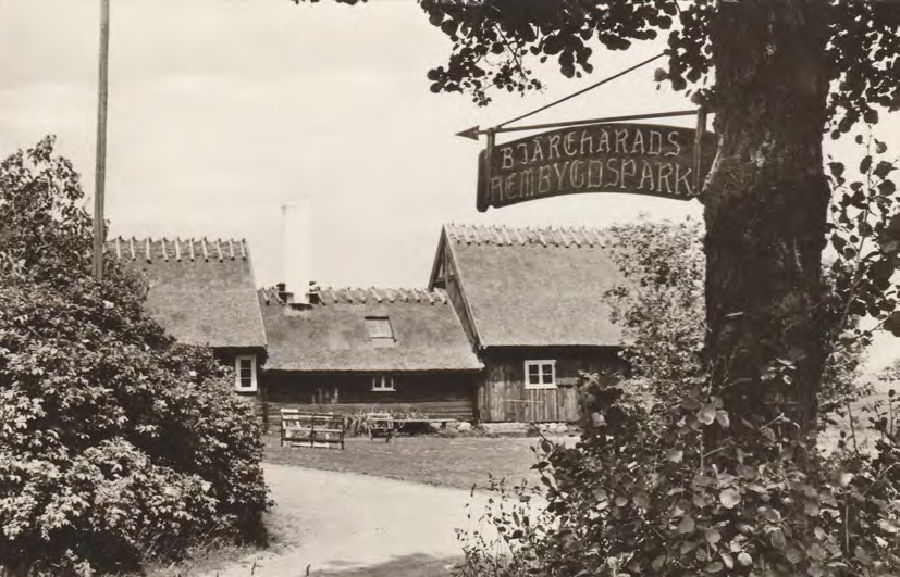 Framsida av Hembygdsparken i Boarp, Båstad. Entrén med Palmagården.