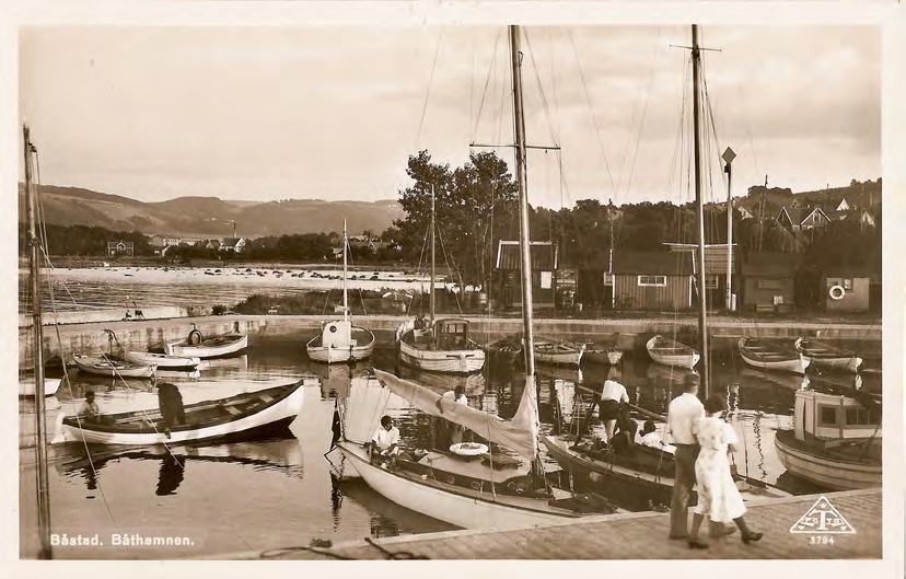 Framsida av Båstad. Båthamnen.