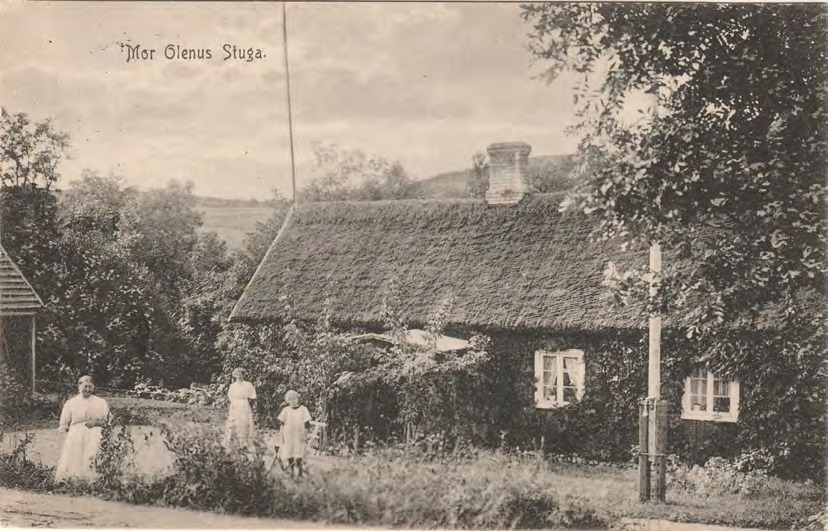 Framsida av Mor Olenas Stuga.