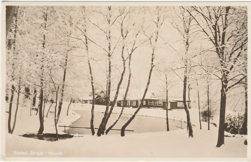 Framsida av Båstad. Berget-Hennet.