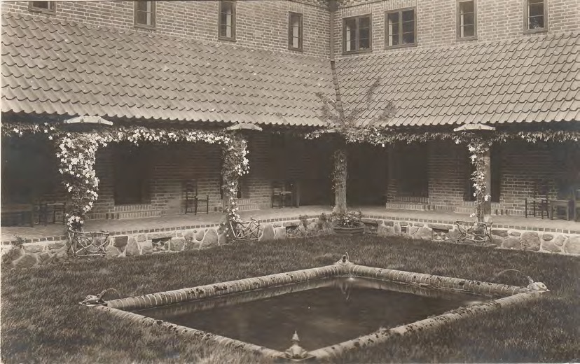 Framsida av Skånegården, Båstad den …