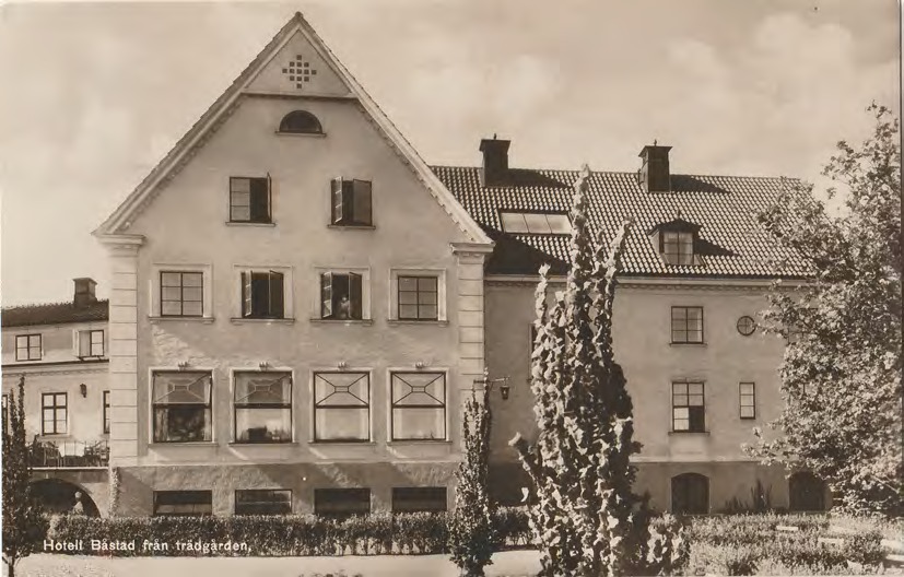 Framsida av Hotell Båstad från trädgården.
