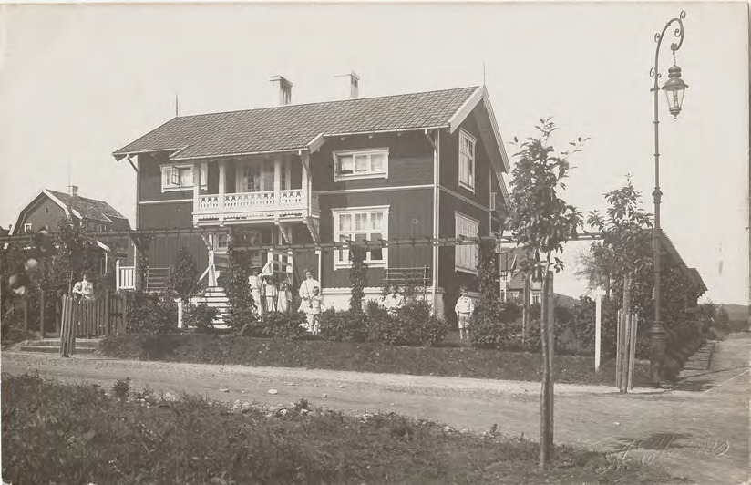 Framsida av - (Väster)