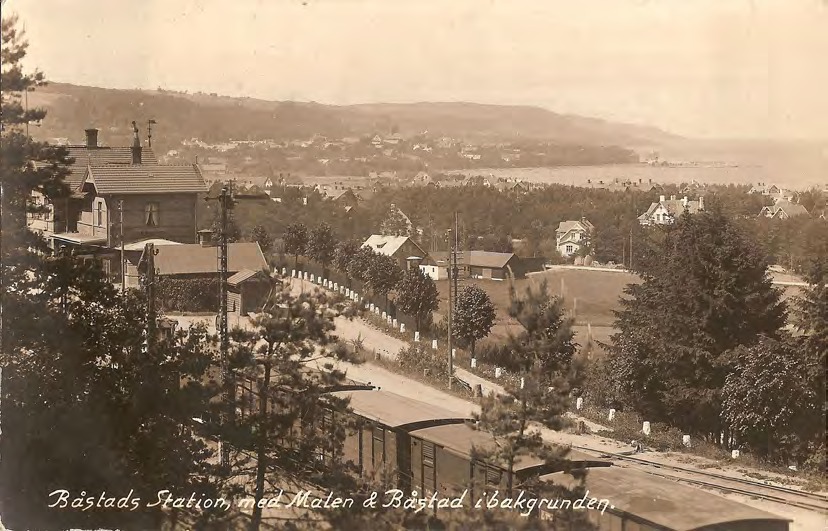 Framsida av Båstads Station, med Malen & Båstad i bakgrunden.