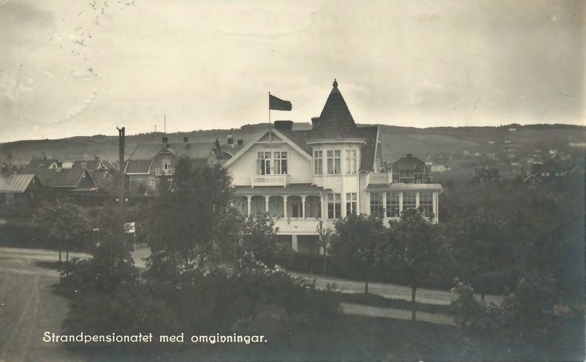 Framsida av Strandpensionatet med omgivningar.