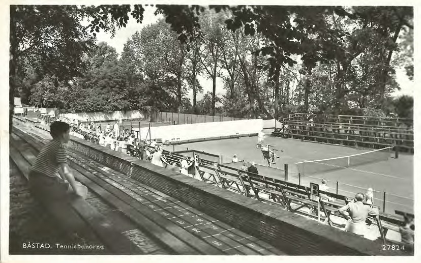 Framsida av BÅSTAD. Tennisbanorna