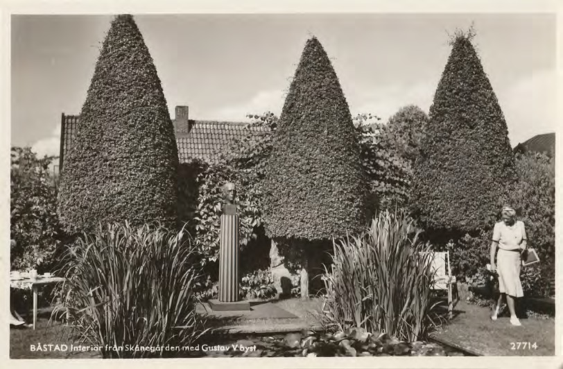 Framsida av BÅSTAD Interiör från Skånegården med Gustav V byst