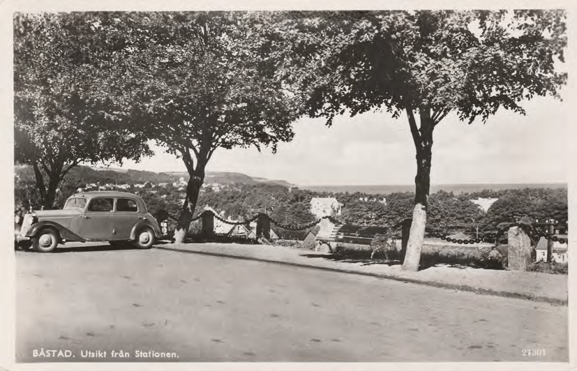 Framsida av BÅSTAD. Utsikt från Stationen.