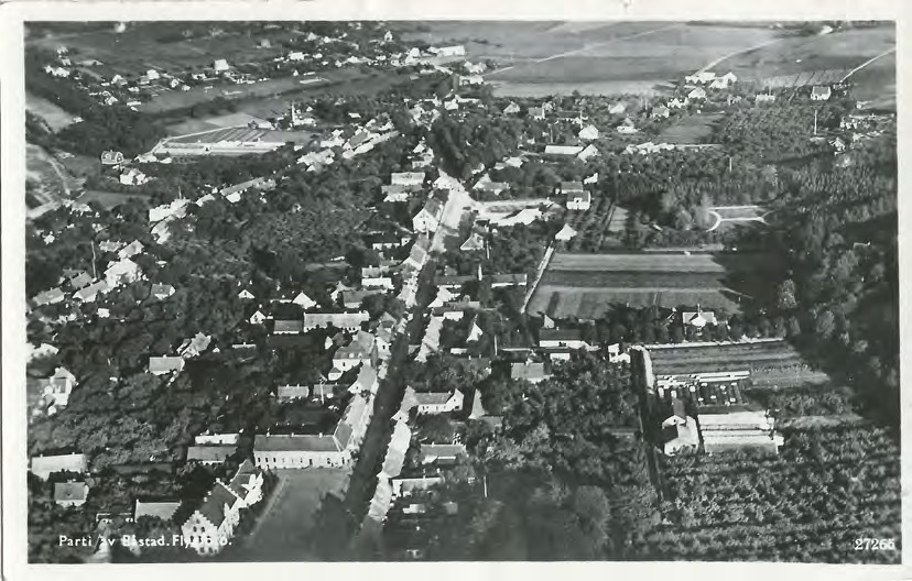 Framsida av Parti av Båstad. Flygfoto.