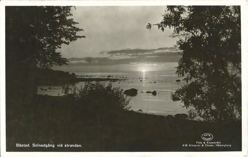 Framsida av Båstad. Solnedgång vid stranden.