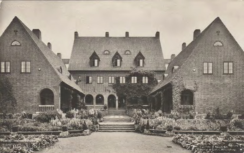 Framsida av Båstad. Skånegården.