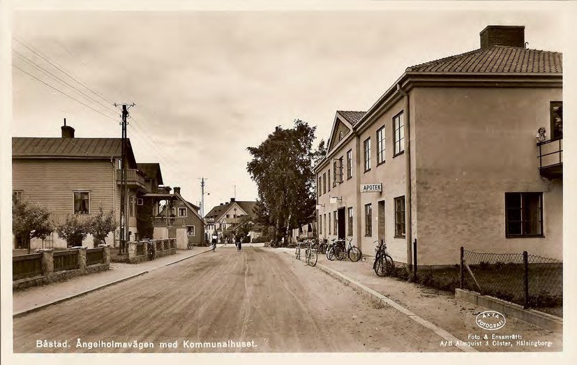 Framsida av Båstad. Ängelholmsvägen med Kommunalhuset.