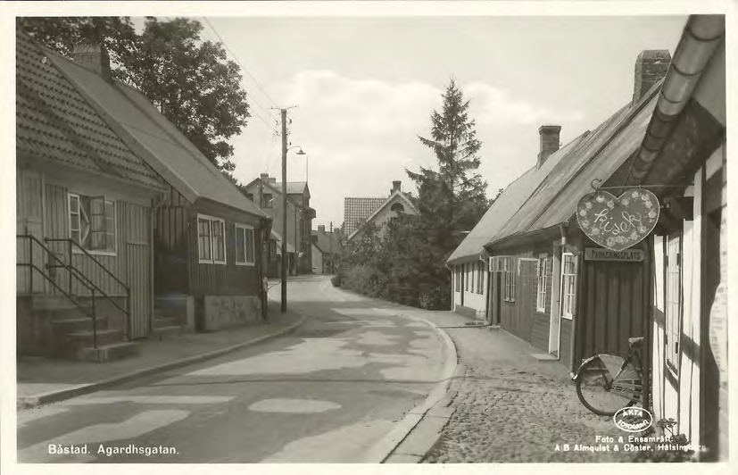 Framsida av Båstad. Agardhsgatan.