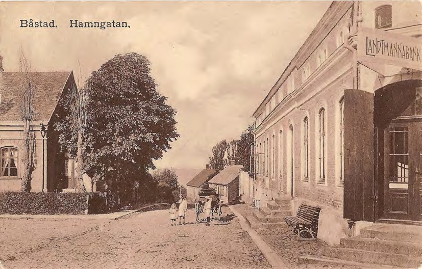 Framsida av Båstad. Hamngatan.