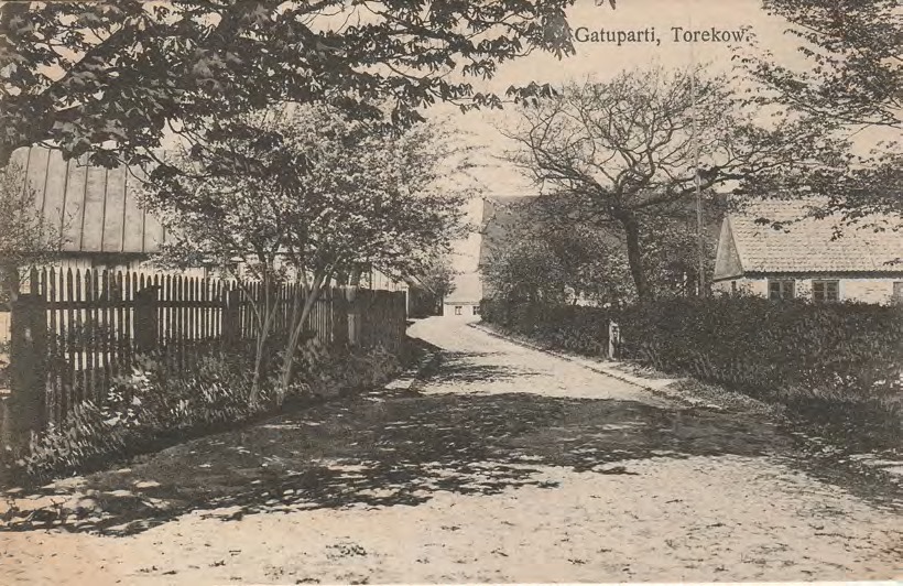 Framsida av Gatuparti, Torekow.