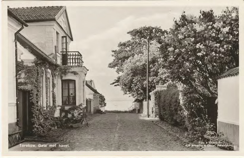 Framsida av Torekow. Gata mot havet.