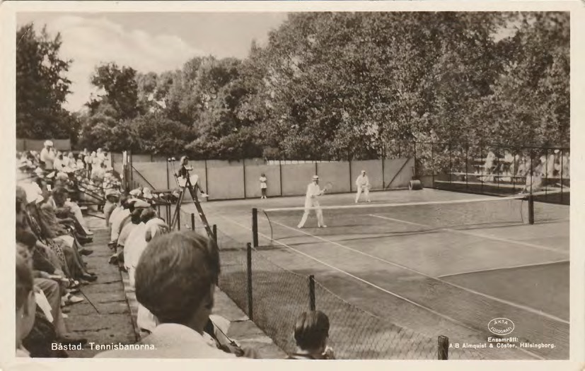 Framsida av Båstad. Tennisbanorna.