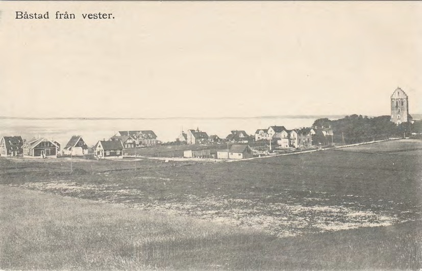 Framsida av Båstad från vester.