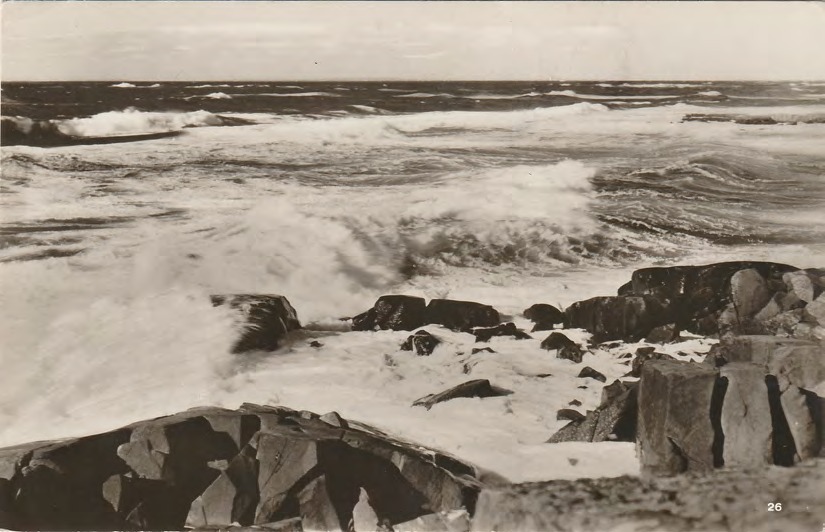 Framsida av Hallands Väderö Storm vid fyren, Diabasklippor.